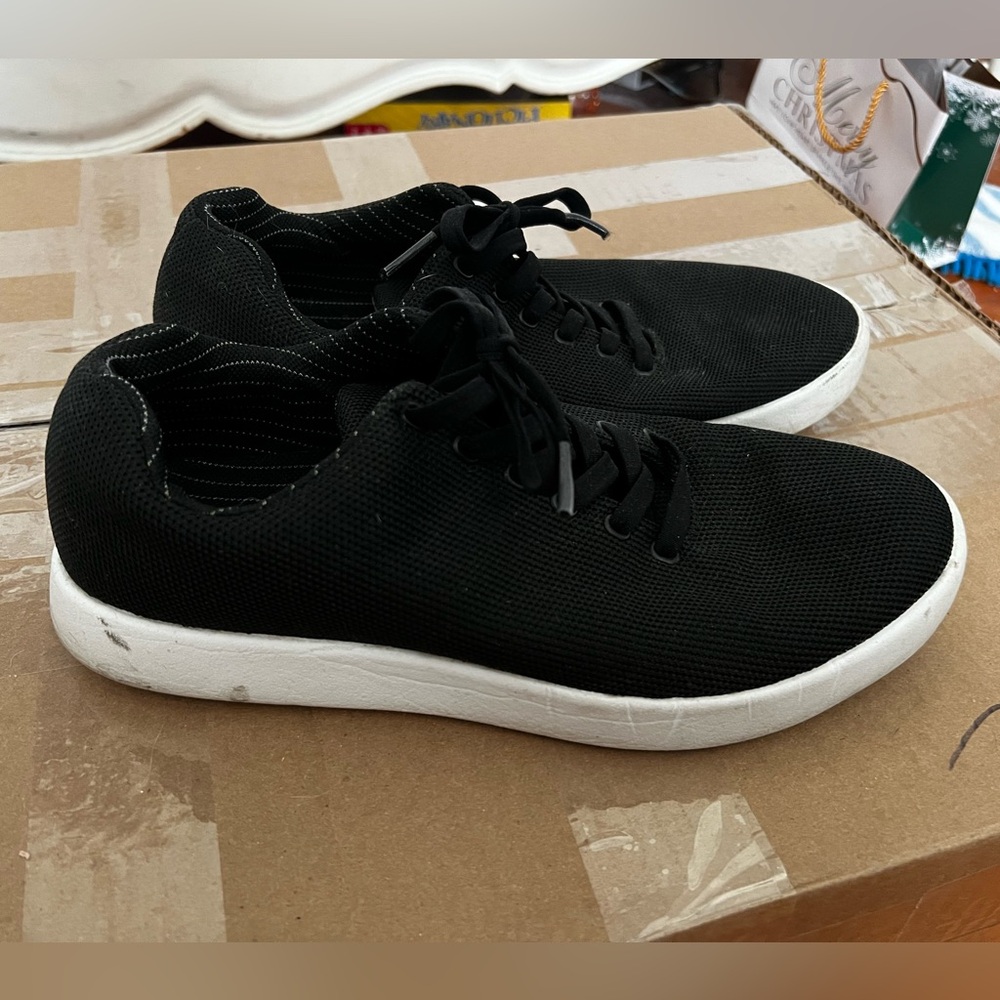 Black tennis shoes